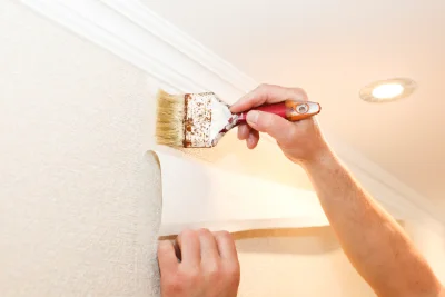 Pose de papier peint à Venelles — revêtements muraux et toiles de verre